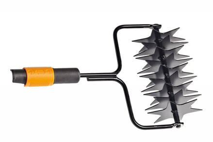 Prevzdušňovač trávniku FISKARS